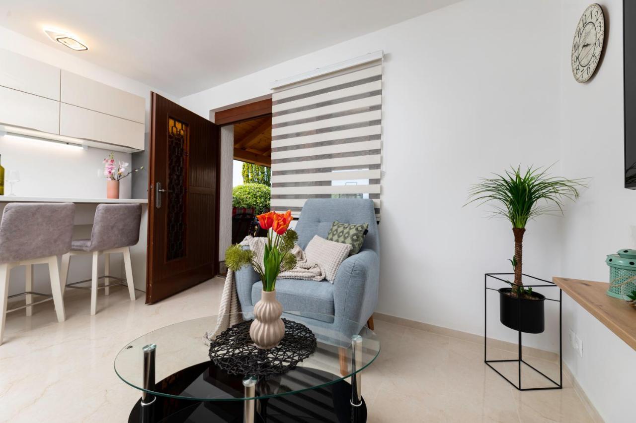 Apartman "Ela" Njivice Exteriör bild