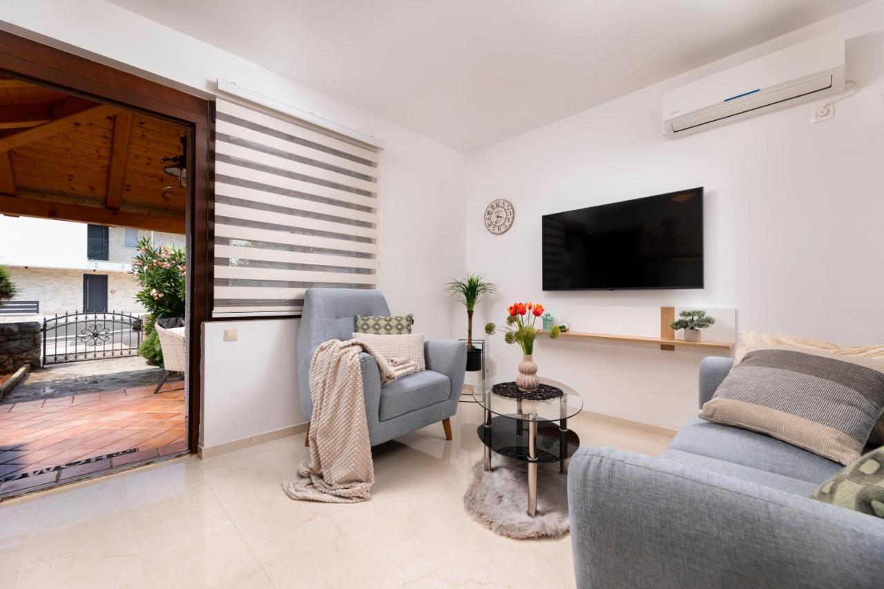 Apartman "Ela" Njivice Exteriör bild