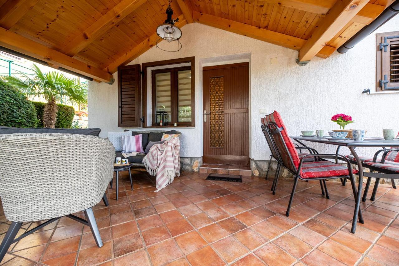 Apartman "Ela" Njivice Exteriör bild