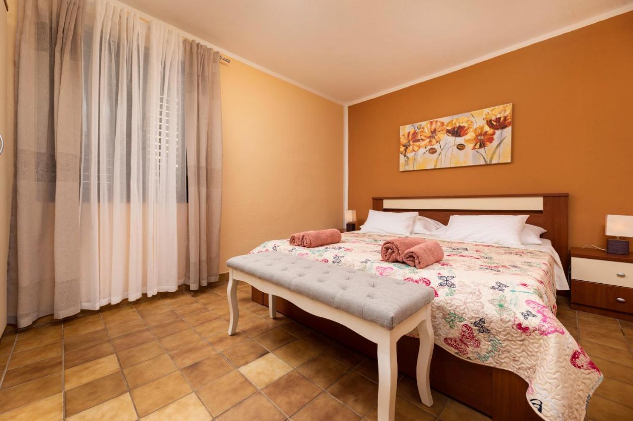 Apartman "Ela" Njivice Exteriör bild