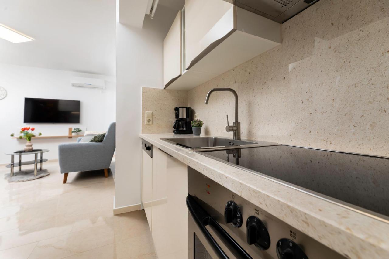 Apartman "Ela" Njivice Exteriör bild