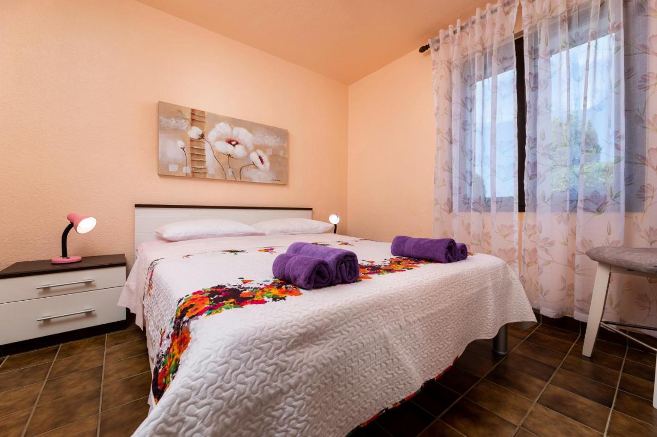 Apartman "Ela" Njivice Exteriör bild