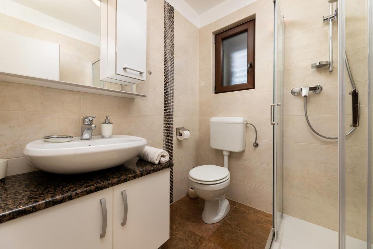 Apartman "Ela" Njivice Exteriör bild