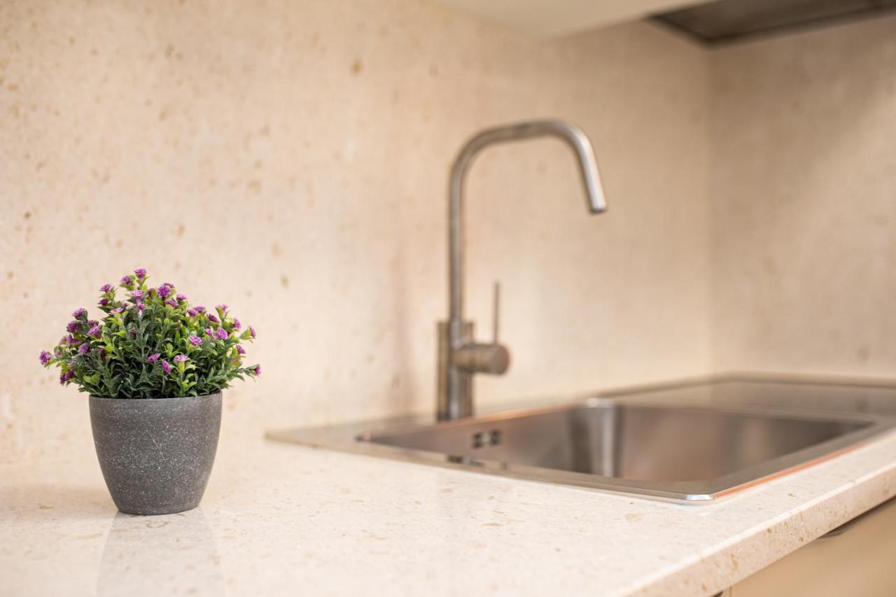Apartman "Ela" Njivice Exteriör bild