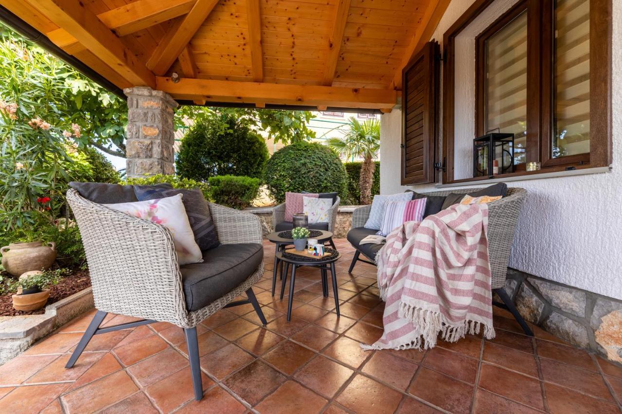 Apartman "Ela" Njivice Exteriör bild
