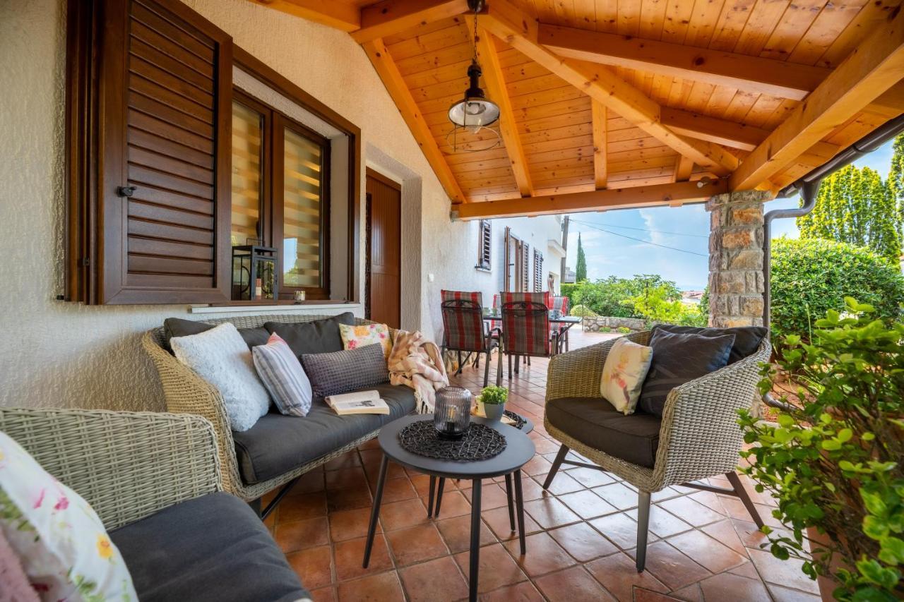 Apartman "Ela" Njivice Exteriör bild