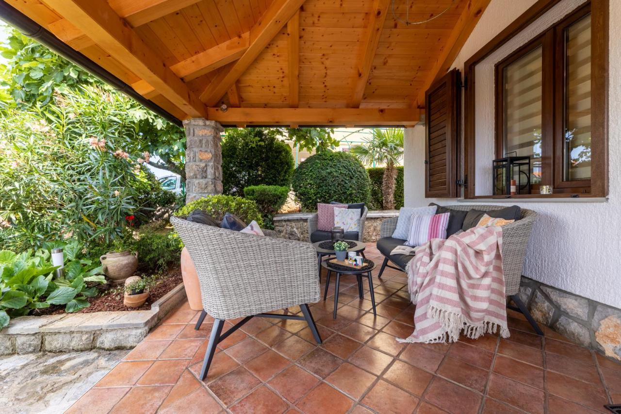 Apartman "Ela" Njivice Exteriör bild