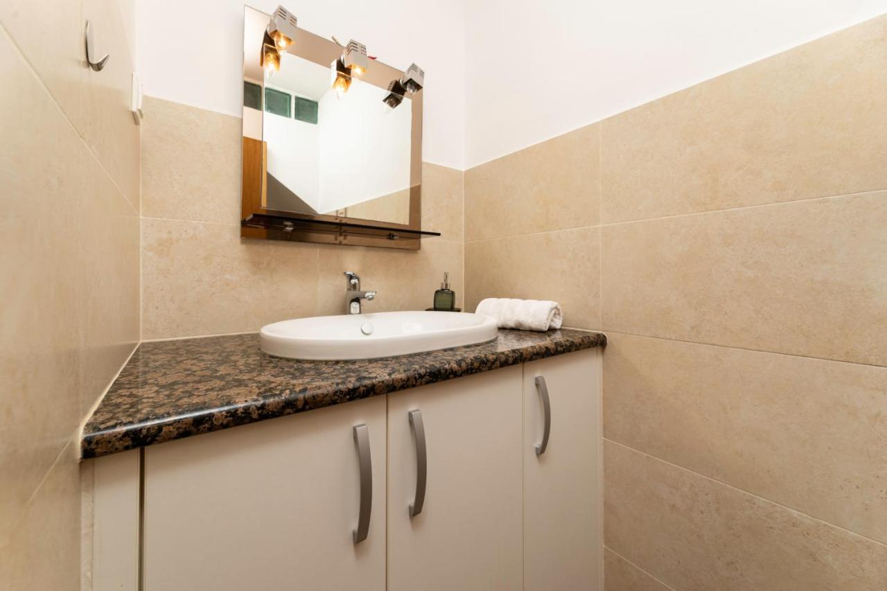 Apartman "Ela" Njivice Exteriör bild