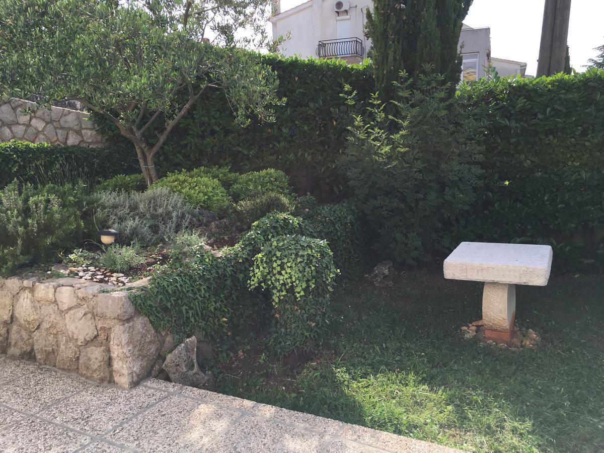 Apartman "Ela" Njivice Exteriör bild