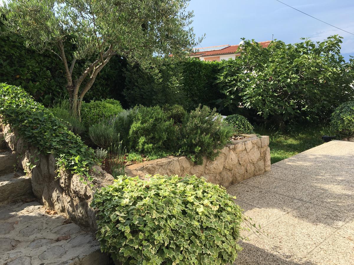 Apartman "Ela" Njivice Exteriör bild
